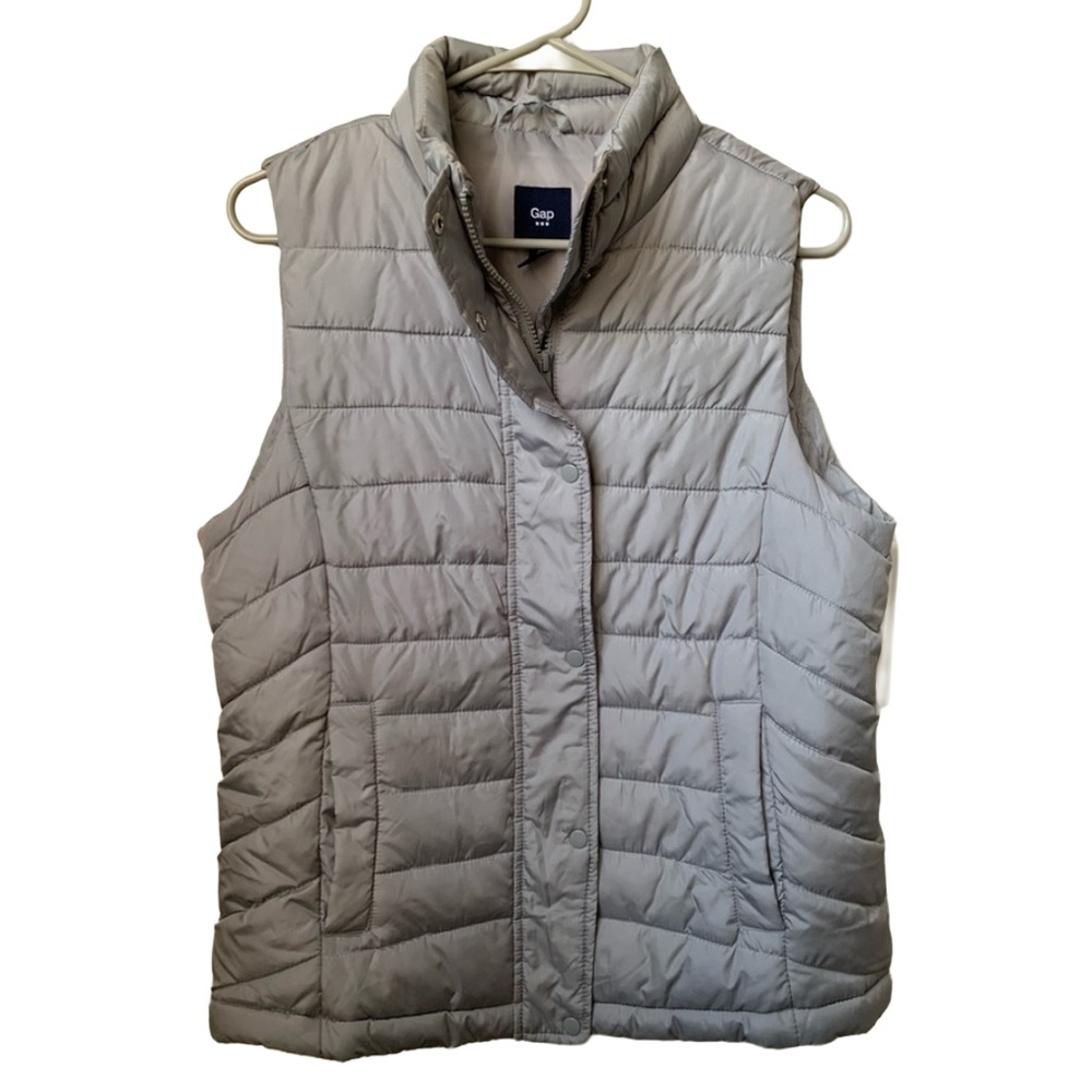 GAP Women’s Light Gray Sleeveless Puffer Vest Size: Medium